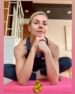 Martina Colombari feet photo thumbnail