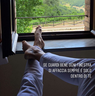 Martina Colombari feet photo thumbnail
