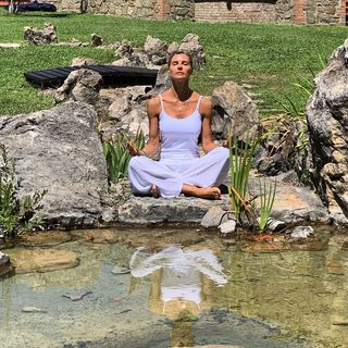 Martina Colombari feet photo thumbnail