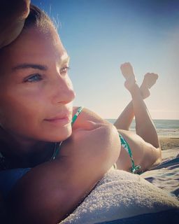 Martina Colombari feet photo thumbnail