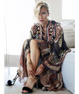 Martina Colombari feet photo thumbnail