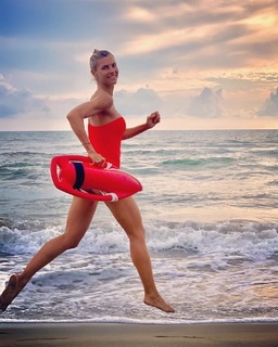 Martina Colombari feet photo thumbnail