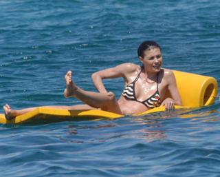 Martina Colombari feet photo thumbnail