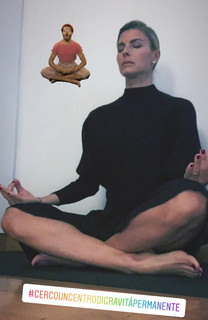 Martina Colombari feet photo thumbnail