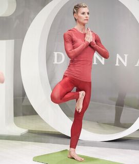 Martina Colombari feet photo thumbnail