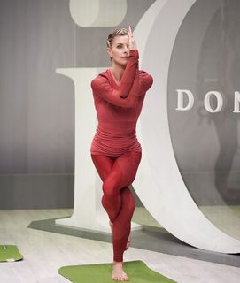 Martina Colombari feet photo thumbnail