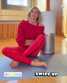 Martina Colombari feet photo thumbnail