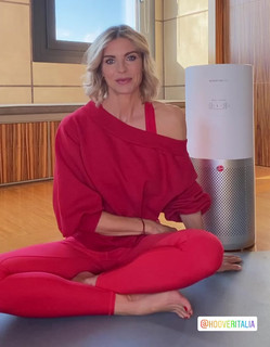 Martina Colombari feet photo thumbnail