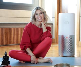 Martina Colombari feet photo thumbnail