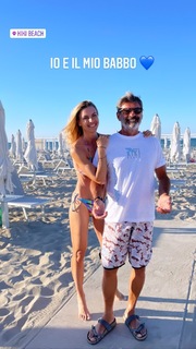 Martina Colombari feet photo thumbnail