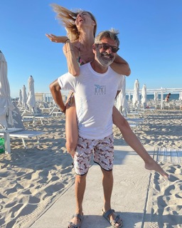 Martina Colombari feet photo thumbnail