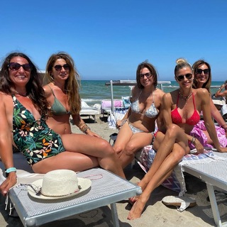 Martina Colombari feet photo thumbnail