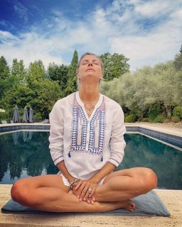 Martina Colombari feet photo thumbnail