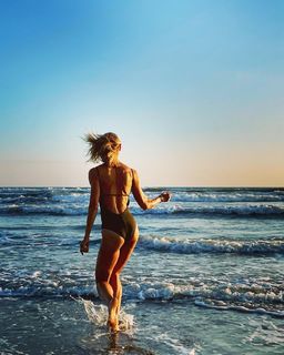 Martina Colombari feet photo thumbnail