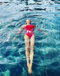 Martina Colombari feet photo thumbnail