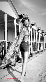 Martina Colombari feet photo thumbnail