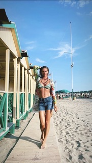 Martina Colombari feet photo thumbnail