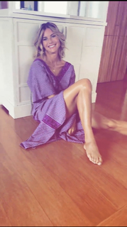 Martina Colombari feet photo thumbnail