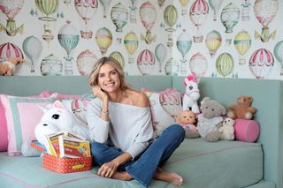 Martina Colombari feet photo thumbnail