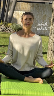 Martina Colombari feet photo thumbnail