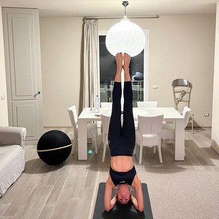 Martina Colombari feet photo thumbnail