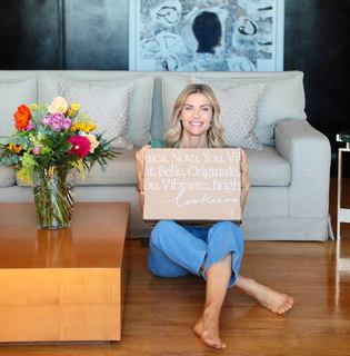 Martina Colombari feet photo thumbnail