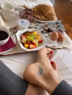 Martina Colombari feet photo thumbnail