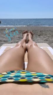 Martina Colombari feet photo thumbnail