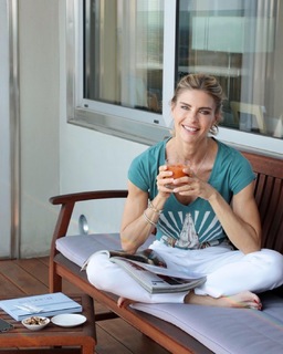 Martina Colombari feet photo thumbnail