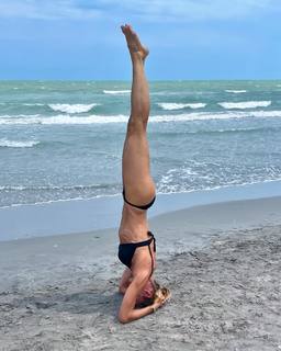 Martina Colombari feet photo thumbnail