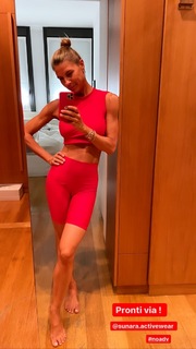 Martina Colombari feet photo thumbnail