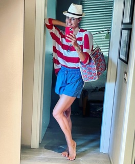 Martina Colombari feet photo thumbnail