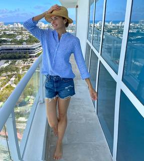 Martina Colombari feet photo thumbnail