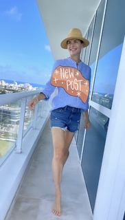 Martina Colombari feet photo thumbnail