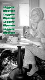 Martina Colombari feet photo thumbnail