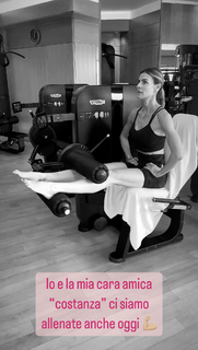 Martina Colombari feet photo thumbnail