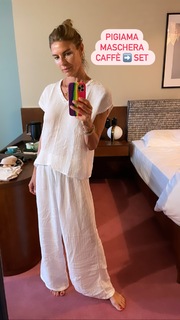 Martina Colombari feet photo thumbnail