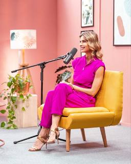 Martina Colombari feet photo thumbnail