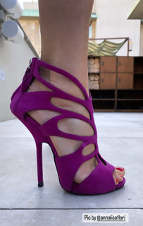 Martina Colombari feet photo thumbnail