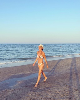 Martina Colombari feet photo thumbnail