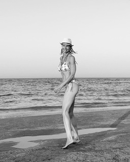 Martina Colombari feet photo thumbnail