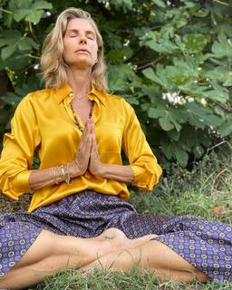 Martina Colombari feet photo thumbnail