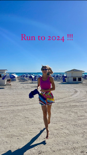 Martina Colombari feet photo thumbnail