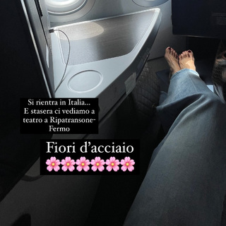 Martina Colombari feet photo thumbnail