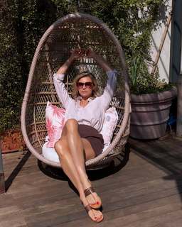 Martina Colombari feet photo thumbnail