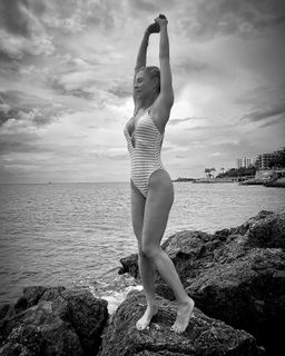 Martina Colombari feet photo thumbnail