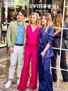 Martina Colombari feet photo thumbnail