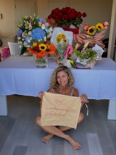 Martina Colombari feet photo thumbnail