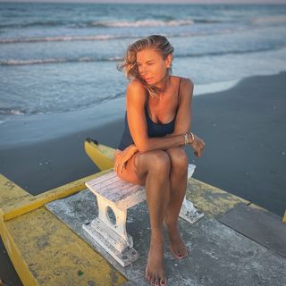 Martina Colombari feet photo thumbnail