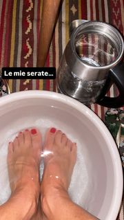 Martina Colombari feet photo thumbnail